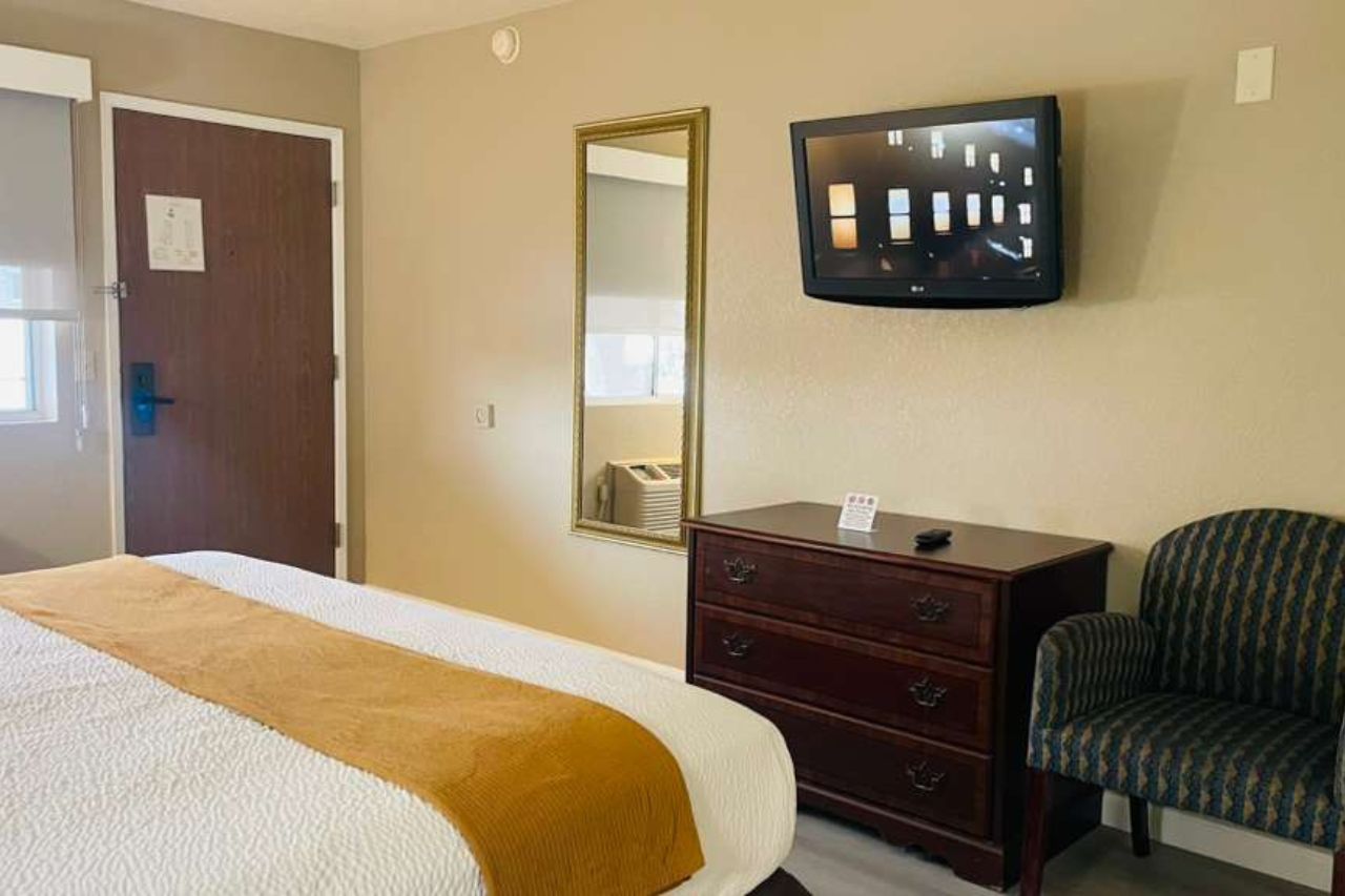 King Bed Room with Modern Amenities