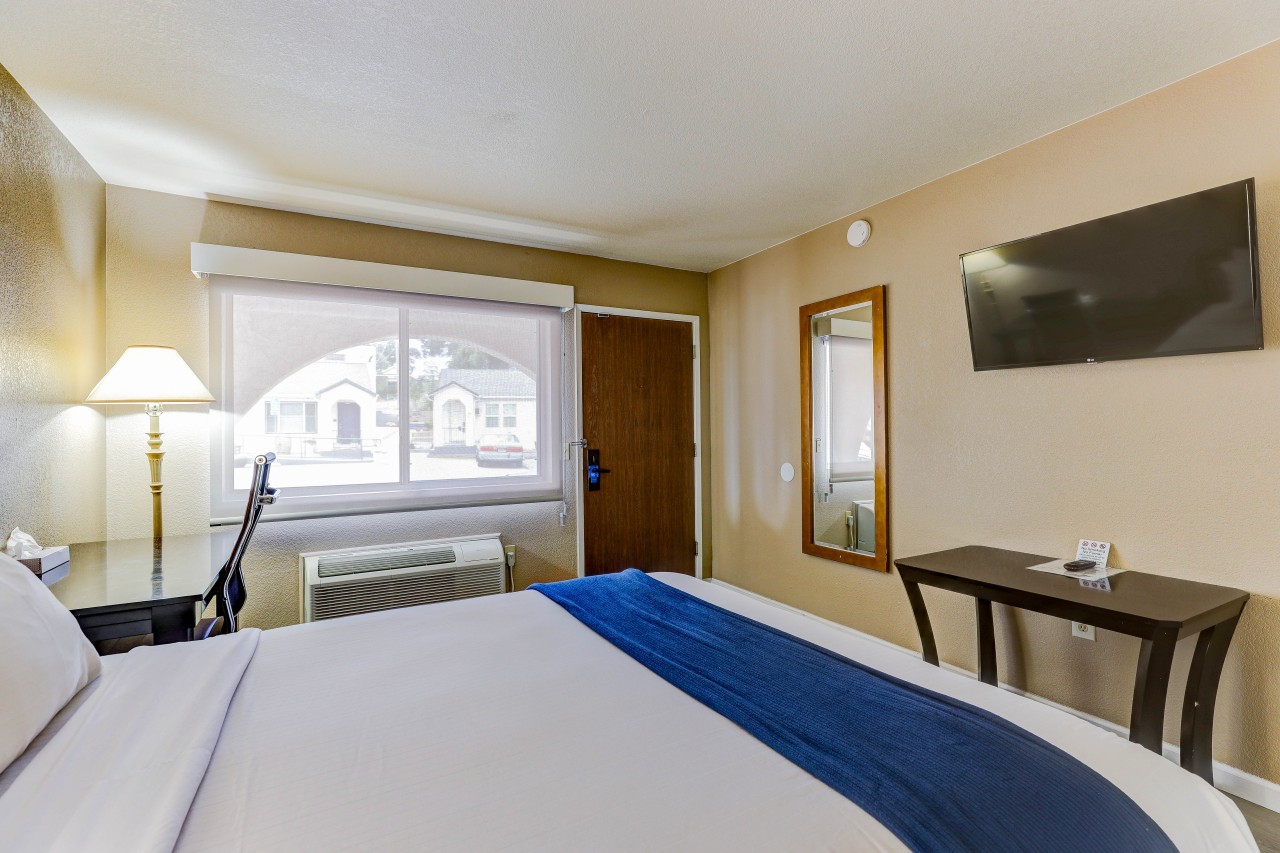 King Bed Room with Modern Amenities