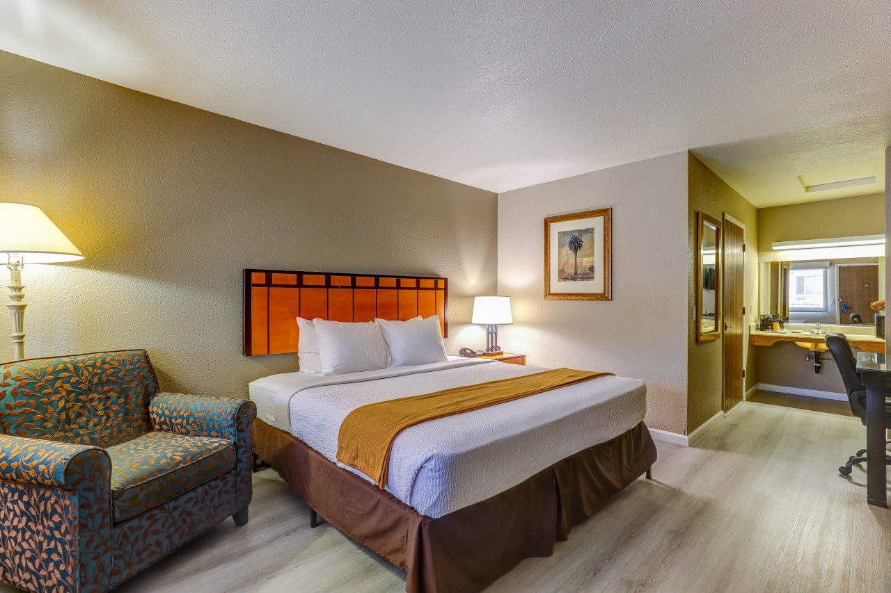 Spacious King Bed Room